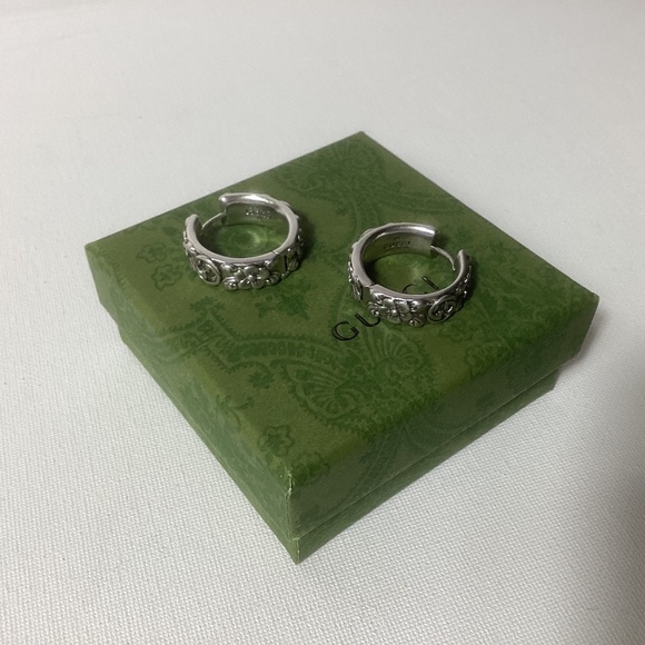 Gucci GG Vintage Floral Hoop Earrings - Picture 2 of 3
